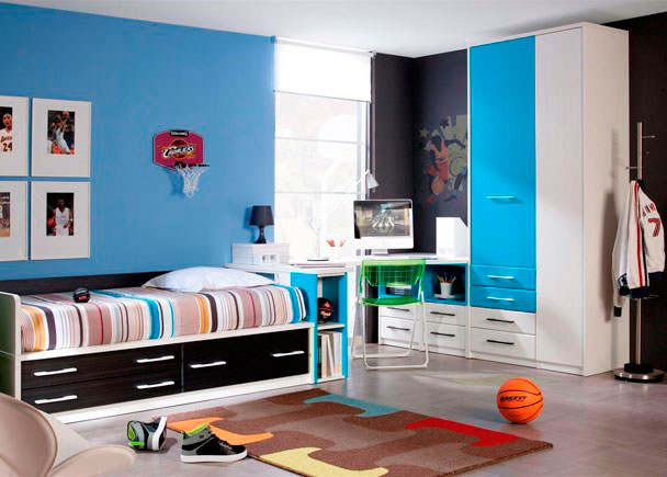 Dormitorio juvenil compuesto por cama compacta con 2 cajones y 1 contenedor largo; mesa de estudio de dise&ntilde;o libre con soporte de librer&iacute;a y 2 m&oacute;dulos de cajones y hueco y armario de puertas asim&eacute;tricas con 4 cajones.
