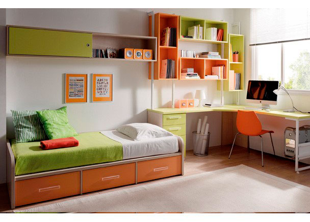 Habitaci�n con cama nido de tres cajones y zona estudio con escritorio rinc�n con estanter�as.