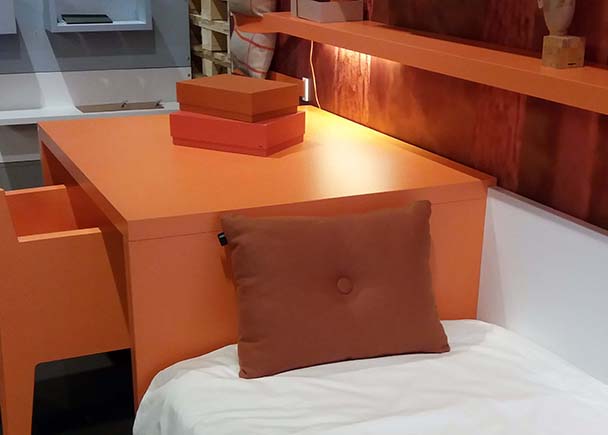 Mesa de escritorio con profundidad extra en habitación juvenil naranja